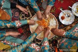 Contoh pantun lucu untuk pembukaan dan penutupan acara pidato. Makan Bajamba Makan Bersama Ala Minangkabau