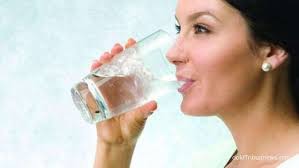 Lebih baik jika air tersebut sedikit panas. Begini Cara Minum Air Putih Untuk Menurunkan Berat Badan