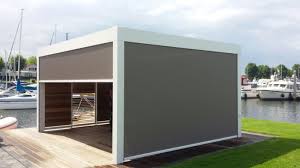 Terrassendach Camargue Mit Drehbaren Aluminiumlamellen Im Dach Seitliche Zip Markisen Und Holzschiebeladen Hier Terrassen Dach Terrassendach Terrasse