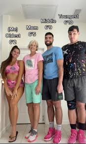 Sieht aus, als wäre sie sein Mecha-Anzug oder sowas