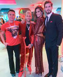 Party in «total red» per il brasiliano in un noto locale al centro di parigi, il pavillon gabriel neymar, infatti, salterà entrambe le partite di champions league contro il manchester united per l'. Neymar Arma Festa De Aniversario Com Time Estrelado De Amigos Em Paris Vogue Gente