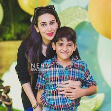 Karishma kapoor was spotted with her sister bebo and saif ali at the mumbai airport last year in october. Photo Karisma Kapoor And Son Kiaan Raj Make For An Adorable Mother Son Duo Steemkr