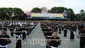 Floor exercise) adalah salah satu bagian dari rumpun senam. 8000 Pesilat Psht Ikuti Senam Toya Di Lapangan Bhayangkara Akpol Media Tajam