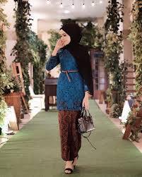Belanga beludru berapa berasal berhijab berjilbab berkerah berkualitas bernama besar beserta betawi betawian biak biasa biasanya big biru bks. 30 Model Kebaya Biru Elektrik Dongker Tosca Brokat
