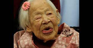 Le maire de la ville n'a pas hésité à honorer l'anniversaire de cette centenaire japonaise en lui rendant une visite dans sa maison de retraite. La Femme La Plus Vieille Du Monde Revele Ses Secrets De Longevite Afrikmag