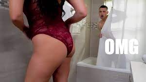 اختيار الملابس الداخلية لامي - سكس محارم مترجم