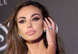 Rochie cu 3.400 de perle creata de o romanca pentru lady gaga. Madalina Ghenea Pe Covorul Rosu Alaturi De Angelina Jolie Romanca La Fel De Frumoasa Ca Supervedeta De La Hollywood