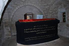 Ia mendengar suara yang tidak seperti biasanya. Grave Of Mu Adz Ibn Jabal