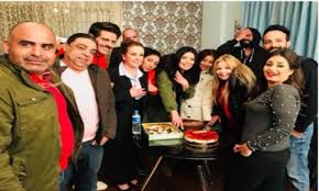 فريق عمل مسلسل بيت السلايف يودع ديكورات التصوير نجوم الفن الموجز