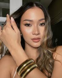 9 Inspirasi Makeup ala Sara Robert, Cocok untuk Kulit Sawo!