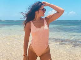 Nézd meg, mi mindent talált evelin gáspár (awelyna99) a pinteresten, a világ legnagyobb ötletgyűjteményében. Velvet Gumicukor Gaspar Evelin Rozsaszin Furdoruhaban Nez A Tavolba Es Tovabbi Szexi Kepek