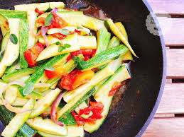 Se cercate un piatto che possa accompagnare un secondo senza però appesantirvi, le zucchine bollite sono quello che fa per voi: Zucchine Trifolate In Padella Alla Curcuma Ricette Al Volo