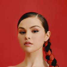 Selena Gomez updated her profile picture.