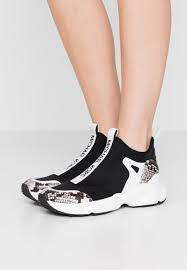 Camel hair specifically refers to the fur from the body of a camel, but more generally refers to the fibre (and cloth) that may be made from either pure camel hair or a blend of camel hair and another fibre. Michael Michael Kors Willow Slip On Trainers Black Optic White Black Zalando De