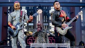 The band's lineup—consisting of lead vocalist till lindemann, lead guitarist richard kruspe. Rammstein Band Members Kiss Onstage In Moscow In Support Of Lgbtq Rights News Dw 01 08 2019