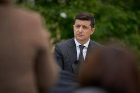 Президент украины также обратился к владимиру путину и предложил ему встретиться в донбассе. Zelenskogo Prizvali Otrechsya Dolzhnosti Ili Ne Razrushat Gosudarstvo Obrashenie