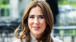 Queen Mary makes her mark in 'risk-taking' waist-cinching outfit