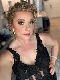 I find it difficult to gauge friendships. How close to be, how much to  text, how to fit it into my life. I don't understand friendship norms. Is  it a neurodivergent thing?