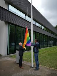 Jun 24, 2021 · niet iedereen is blij met de wapperende regenbogen in münchen: Thijs Van Kessel Hijst De Vlag Lhbti Talentcentrum Oss Facebook