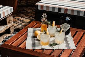 Herzlich willkommen in unserer ginious bar! Zitronen Rosmarin Gin Drink Fur Laue Sommernachte Antonella S Backblog
