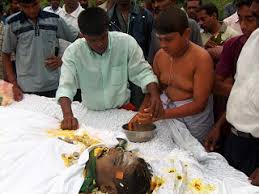 Antara pantang larang yang terkenal adalah dilarang untuk memaku atau memahat, menggali lubang serta memukul binatang. Adat Kematian Agama Hindu Adat Kematian Agama Hindu