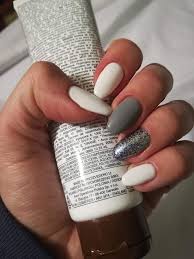 Paznokcie W Trzech Barwach Bialy Szary Ciemny Brokat Nails