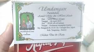 Tampak makin elegan dengan penggunaan gold karena kartu undangan tersebut di desain seperti surat dari kerajaan. Sederhana Konsep Undangan Pernikahan Ini Berguna Banget
