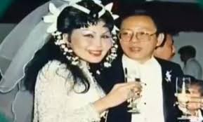 La boda de lyn may está a la vuelta de la esquina, la famosa bailarina acaba de festejar su despedida de soltera y no se cansa de presumir a su joven novio, recientemente confesó fuertes intimidades de la vida sexual que le da marcos d1. Lyn May Dormia Con Su Esposo Muerto Si Lo Desenterre Video