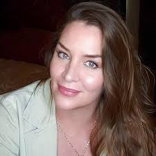 Amazon.com: The Courageous Heart: Finding Strength in Difficult Times  (Expansion): 9781951131081: Schaefer, Kyra: Books