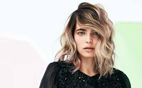 Caschetto super riccio con riga laterale e ciuffo portato all'indietro, tra i migliori tagli e acconciature per donne mature. Capelli Mossi I Tagli E Gli Styling Piu Giusti E Come Asciugarli