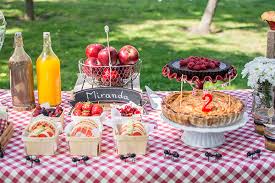 La chica de la casa de caramelo: El segundo cumpleaños de Miranda: picnic  party