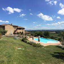 Di notte, quando le luci si accendono e san gimignano s'illumina, un'affascinante scenario si presenta al visitatore, offrendo emozioni uniche. Agriturismo A San Gimignano Borgo Tollena Photos Facebook