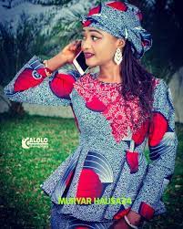 Musa ajayi ya sa na ji tamkar ina cikin birnin nan na ikoyi a littafin fatima 'yar baba. Labarin Dariya Batsa