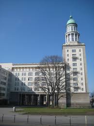 Pin Von Patrick Verhoeven Auf Eerste Fase Stalinallee Socialistisch Realisme 1951 60 Haus Berlin Hochhaus Plattenbau