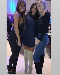 Si fa qüestió d'una setmana antonella roccuzzo sorprenia al seu marit leo messi, amb dues boniques fotografies d'ells dos mai abans vistes, la de rosario, en les últimes hores, ha tornat a deixar sense paraules al jugador de barcelona. Fotos La Despedida De Solteros De Messi Y Antonela Roccuzzo En Fotos Gente Y Famosos El Pais