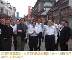 大概初二吧，江泽民下去了，初三就非典了。 江泽民时代乡村学校基本上都在衰退。 现在村里人上学都是周边一个大点村子上几年然后去县城上学，县小学有个十几层的大楼。 但是乡村学校彻底一去不复返 祝大家儿童节快乐 æ±Ÿæ³½æ°'å‡ºæ¥äº† ä»¥å¾€çš„ä¼ è¯´ç»ˆäºŽå¾—åˆ°äº†è¯å®ž å¤šå›¾
