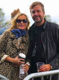 Maybe you would like to learn more about one of these? Laura Whitmore Und Iain Stirling Besuchen Einen Sozial Distanzierten Veranstaltungsort Fur Konzerte Im Freien Nach Welt