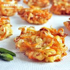 Bahan bahan (ingredients)5 sdk besar tepung terigu (5 tsp wheat flour)1/4 buah sayur kol atau kubis(1/4 cabbage)1 buah wortel (1 pcs of carrot)2 batang daun. Bakwan Sayur Vegetables Fritter Recipe Fritter Recipes Malay Food Recipes