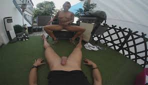 Sklavin Elke sucks off a random guy in public