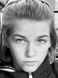 J'ai retrouvé ma DS tout à l'heure, alors j'ai regardé ce qu'il y avait  dedans, et je suis tombée sur des vidéos qu'on avait faites tous les  quatreLily, Lucas, Théo et moi.