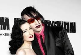 Marilyn manson — personal jesus 04:07. Merilin Menson Sygral Goticheskuyu Svadbu Iz Zhizni Lenta Ru