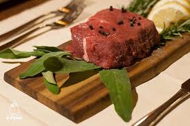 La cucina toscana si contraddistingue per l'utilizzo di ingredienti semplici che vanno a comporre dei piatti poco elaborati. Il Paiolo Firenze La Cucina Toscana A Lume Di Candela