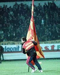 In june 1996, graeme souness was named galatasaray manager.during his year in istanbul, he won the turkish cup & turkish super cup. Graeme Souness Erinnert Beruchtigten Moment In Dem Er Gepflanzt Galatasaray Fahne In Der Fenerbahce Pitch Aktuelle Boulevard Nachrichten Und Fotogalerien Zu Stars Sternchen