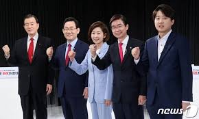 나경원 원내대표가 아들 논문 제1저자 등재와 관련, 책임저자 서울대 의대 의공학과 윤 모 교수가 나경원 아들 김군을 인턴으로 받게 된 것에 앞서 나경원 원내대표는 조국 법무부장관 딸 조모씨(28)의 논문 제1저자 등재 등 조국 관련 의혹을 비난했다. Ibjtgjtp Guxkm