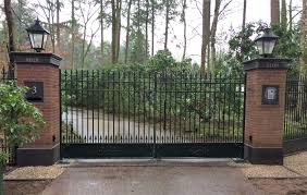stalen toegangspoort met gemetselde poeren steel entrance gate with masonry poles by pako poorten oprit tuin poorten huis buitenkant