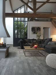 Salon Chic Avec Des Poutres En Bois Et Du Parquet Massif Deco Maison Deco Salon Decoration Interieure