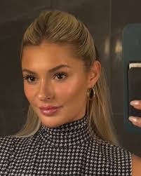 Shelby Haas's Instagram, Twitter & Facebook