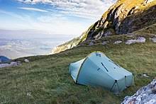 Vielmehr erlaubt das schweizer jedermannsrecht jedem das campen für ein oder zwei nächte auf unkultiviertem land, welches. Wildcamping Wikipedia