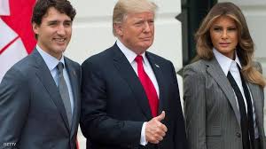 ظهرت سيدة أمريكا الأولى، ميلانيا ترامب، في مقطع فيديو وهي متوجهة إلى أحد مراكز الاقتراع بإطلالة جميلة، لكن دون ارتداء كمامة واقية من كورونا، الأمر الذي أثار موجة من السخرية والاستهجان في وسائل التواصل الاجتماعي. Ù…ÙŠÙ„Ø§Ù†ÙŠØ§ ÙˆØªØ±ÙˆØ¯Ùˆ ØµÙˆØ±Ø© ØªØ´Ø¹Ù„ Ù…ÙˆØ§Ù‚Ø¹ Ø§Ù„ØªÙˆØ§ØµÙ„ Ø§Ù„Ø§Ø¬ØªÙ…Ø§Ø¹ÙŠ Ø£Ø®Ø¨Ø§Ø± Ø³ÙƒØ§ÙŠ Ù†ÙŠÙˆØ² Ø¹Ø±Ø¨ÙŠØ©