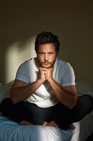 Travis fimmel nasce a echuca, nello stato australiano di victoria, il 15 luglio del 1979. Erik Maza A Twitter Now Travis Fimmel From Calvin Klein Model To Lumbersexual Emiliapetrarca Wmag Https T Co Vn3xsfrtxv